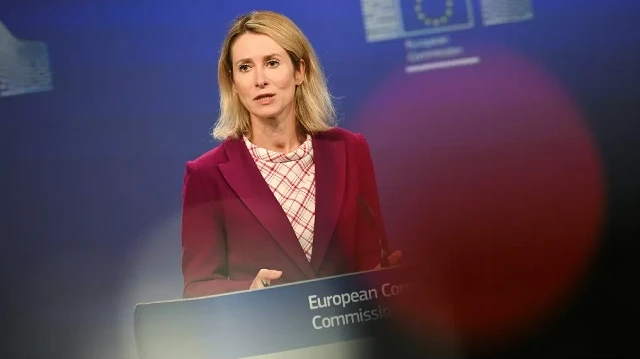 La haute représentante de l'Union européenne et vice-présidente chargée des affaires étrangères et de la politique de sécurité, Kaja Kallas, réagit alors qu'elle s'exprime lors d'une conférence de presse sur l'accord commercial avec le Mercosur, au siège de l'Union européenne, à Bruxelles, le 3 septembre 2025.