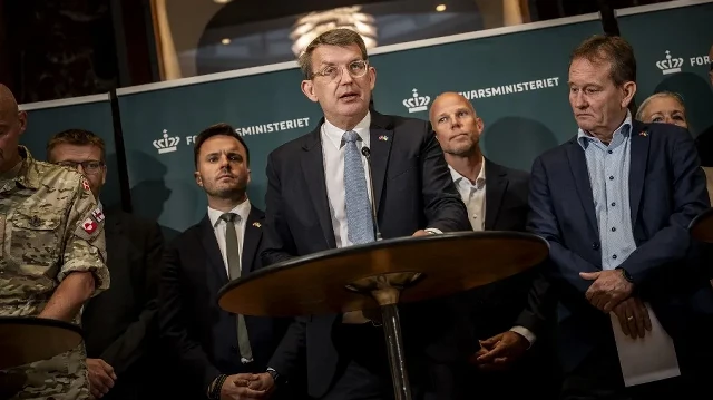 Le ministre danois de la Défense, Troels Lund Poulsen (au centre), tient une conférence de presse sur l'acquisition d'un système de défense aérienne terrestre au Danemark, au ministère de la Défense à Copenhague, le 12 septembre 2025.