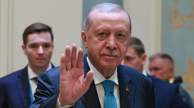 Sur cette photo collective diffusée par l'agence d'État russe Sputnik, le président turc Recep Tayyip Erdogan participe à une réunion avec le président russe en marge du sommet de l'Organisation de coopération de Shanghai (OCS) à Tianjin, le 1er septembre 2025.