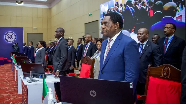 Le président zambien Hakainde Hichilema participe au sommet régional extraordinaire réunissant les chefs d'État de la Communauté de développement de l'Afrique australe (SADC) et de la Communauté de l'Afrique de l'Est (CAE) à la State House de Dar es Salaam, le 8 février 2025. 