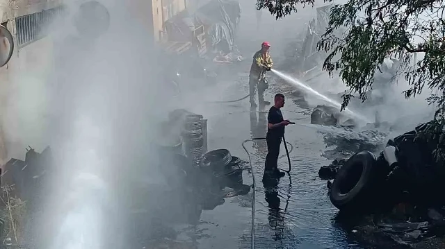 Soğutma çalışmalarının sürdüğü yangında, iş yeri kısmen zarar gördü.