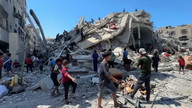 الاحتلال يجبر الفلسطينيين على النزوح إلى "المواصي" وتستهدفهم فيها 