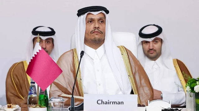 Cette photo fournie par le ministère des Affaires étrangères du Qatar montre le Premier ministre et ministre des Affaires étrangères du Qatar, Mohammed bin Abdulrahman Al-Thani, présidant une réunion préparatoire à Doha le 14 septembre 2025, avant un sommet arabo-islamique.