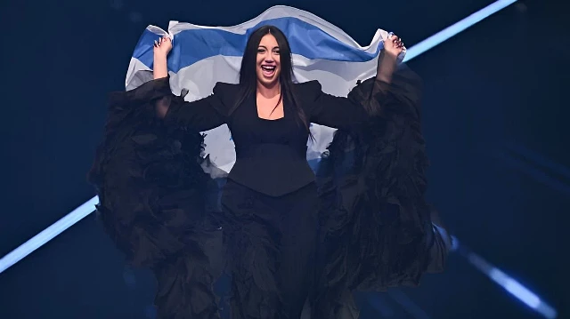 Yuval Raphael représentant Israël avec la chanson "New Day Will Rise" défile avec le drapeau israélien lors de la répétition générale de la finale du Concours Eurovision de la chanson 2025 à l'arène St. Jakobshalle de Bâle le 16 mai 2025.