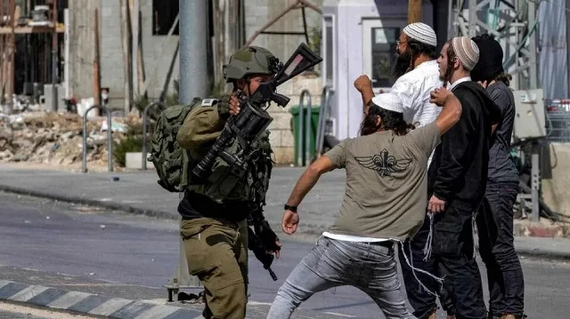 الضفة.. مستوطنون يقطعون الكهرباء والمياه عن 15 عائلة فلسطينية