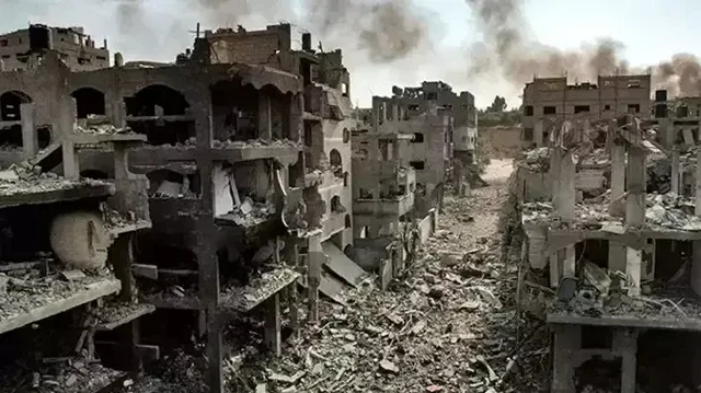 Son 4 gün içinde Gazze’de 10 UNRWA binasının hedef alındığı, bunlar arasında binlerce yerinden edilmiş kişiye barınak olarak hizmet veren 7 okul ve 2 kliniğin bulunduğu ifade edildi.