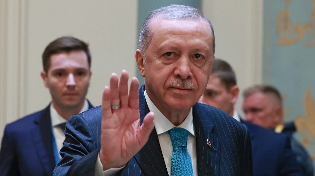 Sur cette photo collective diffusée par l'agence d'État russe Sputnik, le président turc Recep Tayyip Erdogan participe à une réunion avec le président russe en marge du sommet de l'Organisation de coopération de Shanghai (OCS) à Tianjin, le 1er septembre 2025.