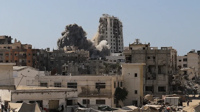 الاحتلال الإسرائيلي يدمر "برج الغفري" غرب مدينة غزة