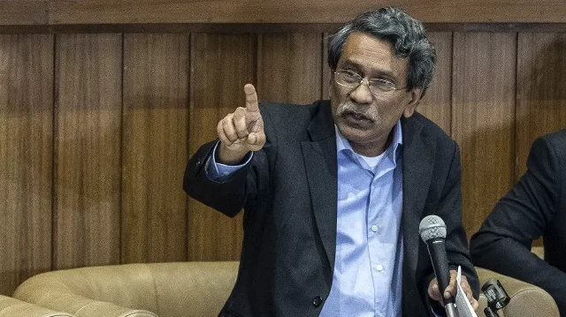 Ali Riaz, président de la Commission de réforme constitutionnelle du Bangladesh, s'exprime lors d'une conférence de presse à Dhaka, le 3 novembre 2024. 