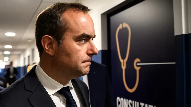Le nouveau Premier ministre français, Sébastien Lecornu, visite le centre de santé départemental de Mâcon, dans le centre-est de la France, le 13 septembre 2025. 