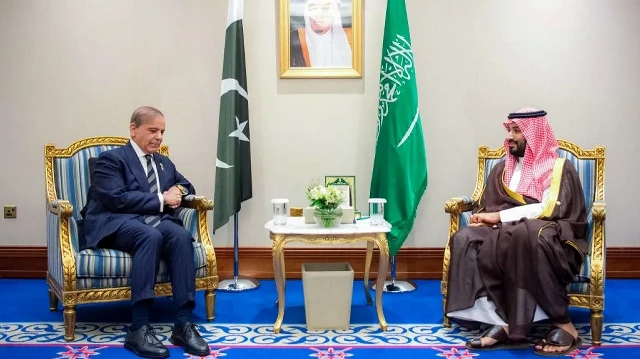 Cette photo diffusée par l'agence de presse officielle saoudienne (SPA) montre le prince héritier d'Arabie saoudite Mohammed ben Salmane (à droite) rencontrant le Premier ministre pakistanais Shehbaz Sharif en marge du sommet arabe-islamique d'urgence de 2025 à Doha, le 15 septembre 2025.
