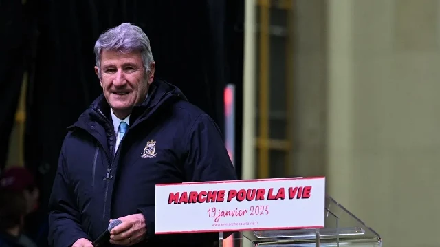Le politicien et écrivain français Philippe de Villiers prononce un discours alors qu'il participe à une manifestation "Marche pour la vie" contre l'avortement à Paris, le 19 janvier 2025.
