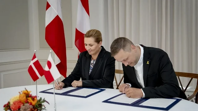 La Première ministre danoise Mette Frederiksen (G) et le chef du gouvernement du Groenland Jens Frederik Nielsen signent un accord-cadre pour un Groenland autonome au bureau du Premier ministre à Copenhague, Danemark, le 16 septembre 2025.