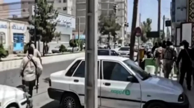 Cette image tirée d'une vidéo fournie par l'agence de presse judiciaire iranienne Mizan Online le 26 juillet 2025 montre des affrontements devant un bâtiment judiciaire à Zahedan, la capitale de la province du Sistan-Balouchistan, dans le sud-est du pays. 