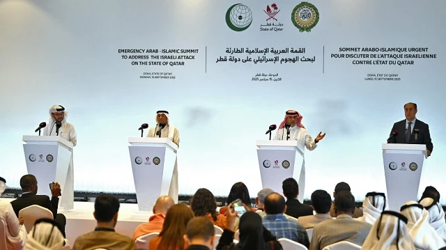 De gauche à droite : Le porte-parole du ministère des Affaires étrangères du Qatar, Majed al-Ansari, le secrétaire général du Conseil de coopération du Golfe (CCG), Jassim al-Budaiwi, le secrétaire général adjoint de l'OCI, l'ambassadeur Youssef Al-Dobeay, et le secrétaire général adjoint de la Ligue arabe, Hossam Zaki, assistent à une conférence de presse lors du sommet d'urgence arabo-islamique de 2025 à Doha, le 15 septembre 2025.