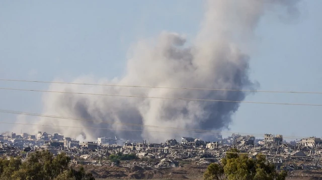 Cette photo prise depuis la frontière israélienne avec la bande de Gaza montre la fumée qui s'élève lors du bombardement israélien du territoire palestinien assiégé, le 16 septembre 2025.
