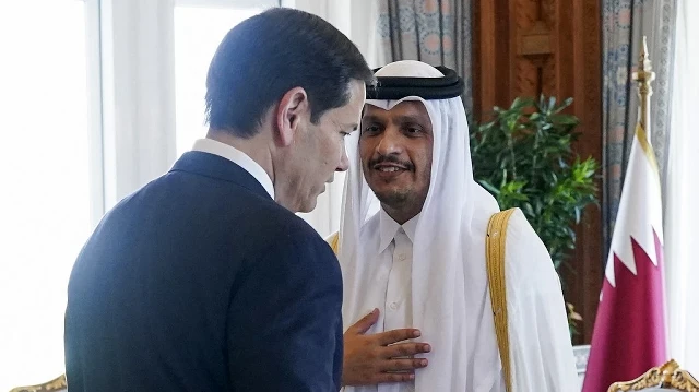 Le Premier ministre et ministre des Affaires étrangères du Qatar, Cheikh Mohammed bin Abdulrahman bin Jassim al-Thani, accueille le secrétaire d'État américain Marco Rubio à l'Amiri Diwan à Doha, le 16 septembre 2025.