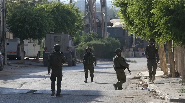 الاحتلال الإسرائيلي يصيب فلسطينيا ويعتقل آخرين في الضفة الغربية