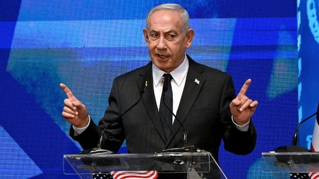 Le Premier ministre israélien Benjamin Netanyahu s'adresse aux membres d'une délégation bipartisane de législateurs américains au ministère des Affaires étrangères à Jérusalem, le 15 septembre 2025.
