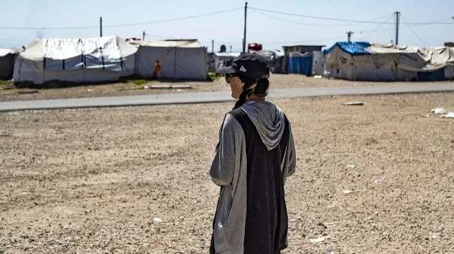La Française Émilie König marche dans le camp d'Al-Roj, dans le nord-est de la Syrie, le 28 mars 2021, où elle est détenue avec d'autres personnes soupçonnées d'être des proches de membres présumés du groupe Daech.