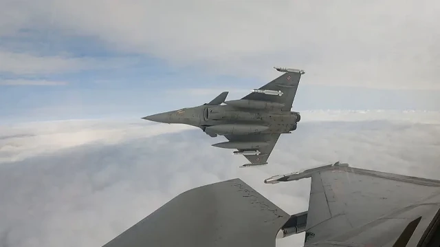 Cette capture vidéo diffusée le 13 septembre 2025 et publiée le 14 septembre 2025 par l'État-major des armées français montre un avion de combat Dassault Rafale B de l'armée de l'air française, configuré pour l'armement air-air, déployé dans un lieu non spécifié de l'espace aérien polonais lors d'un exercice dans le cadre de l'opération « Eastern Sentry » de l'OTAN. 