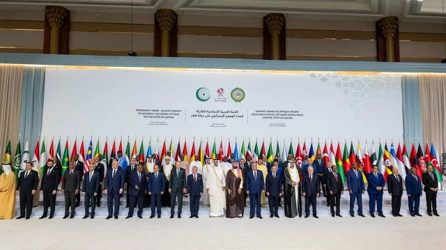 Photo de famille prise à Doha, capitale du Qatar, dans le cadre du Sommet extraordinaire conjoint de l’Organisation de la coopération islamique et de la Ligue arabe, le 16 septembre 2025.