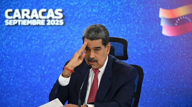 Le président vénézuélien Nicolas Maduro salue à la fin d'une conférence de presse avec les médias internationaux à l'hôtel Eurobuilding de Caracas, le 15 septembre 2025.