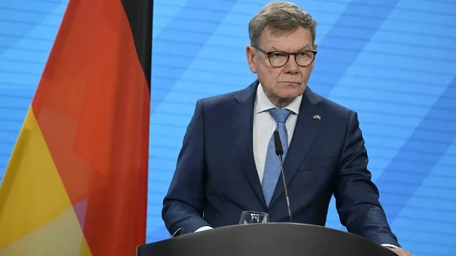 Le ministre allemand des Affaires étrangères, Johann Wadephul, écoute une question lors d'une conférence de presse à l'issue d'un entretien avec son homologue suédois au ministère des Affaires étrangères à Berlin, le 16 septembre 2025.