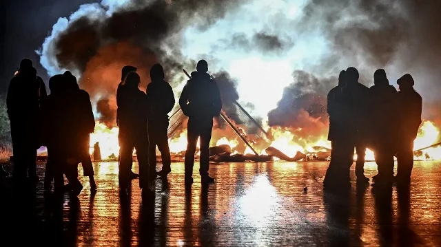 Des manifestants ont allumé un feu pour bloquer le viaduc de Calix lors d'une manifestation dans le cadre du mouvement de protestation "Bloquons tout", à Caen, dans le nord-ouest de la France, le 10 septembre 2025. 