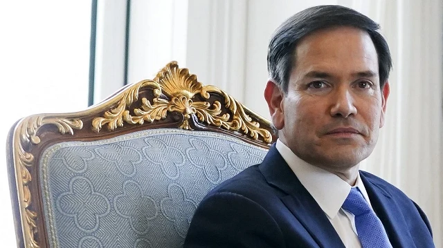 Le secrétaire d'État américain Marco Rubio observe pendant sa rencontre avec l'émir du Qatar à l'Amiri Diwan à Doha, le 16 septembre 2025.