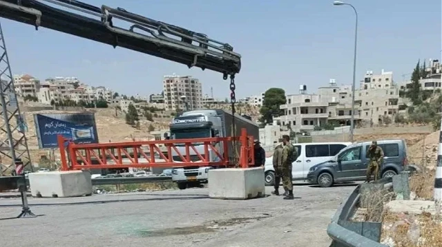 الاحتلال الإسرائيلي يقيم بوابات حديدية على مدخل بلدة العيزرية شرق القدس