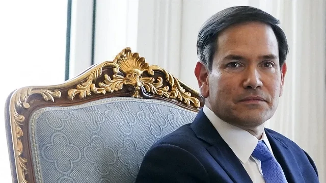 Le secrétaire d'État américain Marco Rubio observe pendant sa rencontre avec l'émir du Qatar à l'Amiri Diwan à Doha, le 16 septembre 2025. 