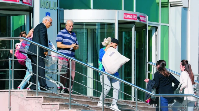 Duruşma öncesi CHP parti temsilcileri ve davayı takip etmek isteyenler mahkeme önünde toplandı. Emniyet ekipleri mahkeme önü ve adliye çevresinde yoğun güvenlik önlemi aldı.
