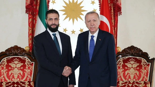 Cette photo prise et diffusée par le service de presse présidentiel turc à Istanbul, en Türkiye, le 24 mai 2025, montre le président turc Recep Tayyip Erdogan (à droite) et le président syrien Ahmed al-Sharaa (à gauche), se serrant la main lors de leur rencontre.