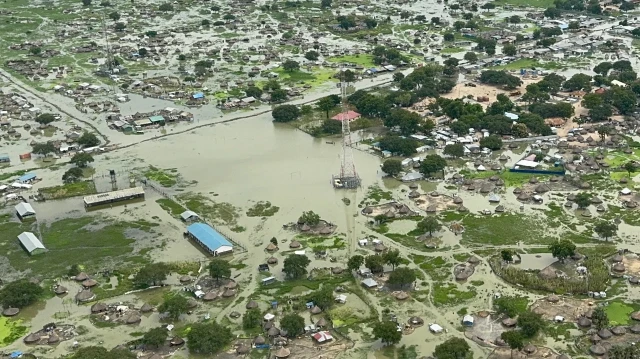 Les fortes pluies et le débordement du Nil ont déplacé des centaines de milliers de personnes, forçant les familles à chercher refuge dans des tentes ou à la belle étoile.