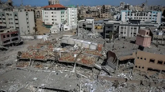 مدينة غزة تباد.. قوات الاحتلال تدمر عمارتين سكنيتين بحي النصر ومخيم الشاطئ
