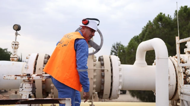 Un ouvrier actionne une vanne à la centrale électrique au gaz de Jandar, le 9 août 2025 à Homs, en Syrie.