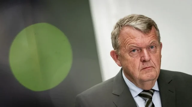 Le ministre danois des Affaires étrangères, Lars Loekke Rasmussen, photographié devant la porte du bureau du Premier ministre à Copenhague, le 17 septembre 2025, alors que des mesures de sécurité ont été renforcées en raison de la situation sécuritaire.