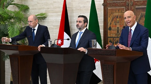 Le ministre jordanien des Affaires étrangères Ayman Safadi, le ministre syrien des Affaires étrangères Asaad al-Shaibani et l'envoyé spécial américain pour la Syrie Tom Barrack participent à une conférence de presse après la signature d'un accord à Damas le 16 septembre 2025.
