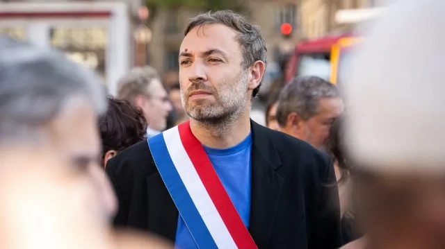 Le député de La France Insoumise - Nouveau Front Populaire, Thomas Portes, observe une manifestation organisée par l'association "Iran justice" pour dénoncer le conflit en Iran, à Paris, le 19 juin 2025.