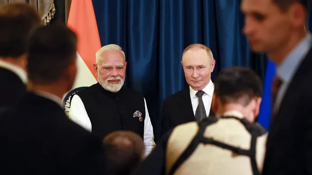 Sur cette photo collective diffusée par l'agence d'État russe Sputnik, le président russe Vladimir Poutine et le Premier ministre indien Narendra Modi tiennent une réunion en marge du sommet de l'Organisation de coopération de Shanghai (OCS) à Tianjin, le 1er septembre 2025.