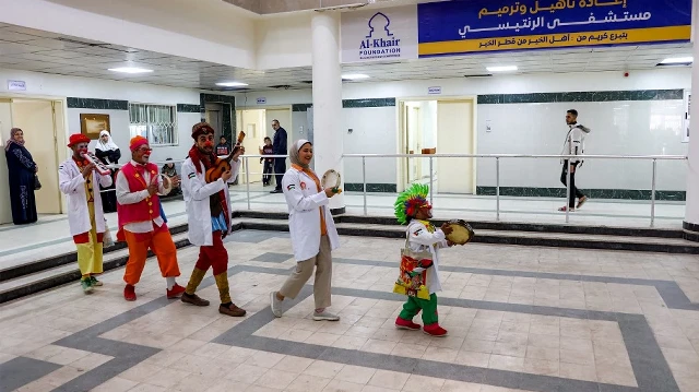 Les membres de l'équipe de secours de l'école de cirque de Gaza se produisent devant les enfants de l'hôpital pédiatrique Abdelaziz al-Rantisi à Gaza le 15 avril 2025.