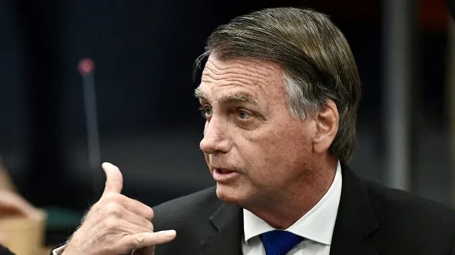 L'ancien président brésilien Jair Bolsonaro fait un geste lors d'une session de la Cour suprême brésilienne jugeant la participation des personnes accusées de la tentative de coup d'État de janvier 2023, à Brasilia, le 9 juin 2025.