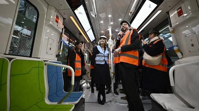 La présidente du Conseil régional d'Île-de-France, Valérie Pécresse (C), réagit lors de sa visite du nouveau métro parisien, le MF19 construit par Alstom, au centre de maintenance de la RATP à Bobigny, en banlieue parisienne, le 14 février 2025. 
