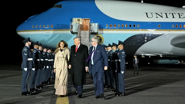 Le président américain Donald Trump (au centre) et la première dame Melania Trump descendent d'Air Force One après avoir atterri à l'aéroport de Stansted, dans l'est de l'Angleterre, le 16 septembre 2025, lors du premier jour d'une visite de deux jours au Royaume-Uni. 
