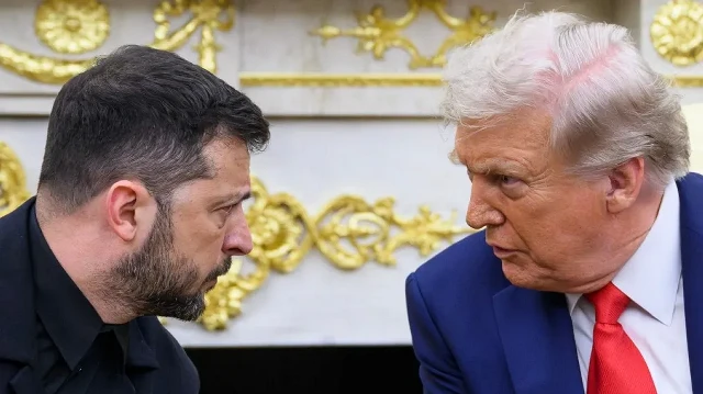 Le président ukrainien Volodymyr Zelensky et le président américain Donald Trump participent à une réunion dans le bureau ovale de la Maison Blanche à Washington, DC, le 18 août 2025.