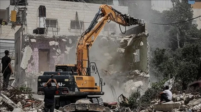 الاحتلال الإسرائيلي يهدم منازل وكهوفا فلسطينية جنوب الضفة 