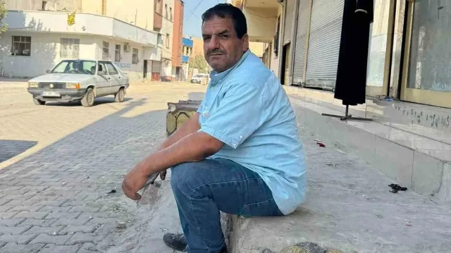 İşçiler tadilat yaptığı sırada eczanenin tavanı çöktü. 
