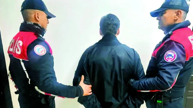 Türkiye’de ilk kez bu kadar kapsamlı bir operasyonla hedef alınan grubun, uluslararası iş birliğiyle izlenmeye devam edildiği belirtildi.