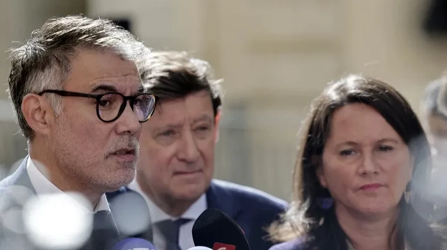 Le premier secrétaire national du Parti socialiste (PS) français, Olivier Faure (à gauche), s'adresse à la presse aux côtés de la secrétaire adjointe du parti, Johanna Rolland (à droite), et du président du groupe Socialiste, Écologiste et Républicain au Sénat, Patrick Kanner (2e à droite), après une réunion avec le Premier ministre à l'Hôtel Matignon à Paris, le 17 septembre 2025.